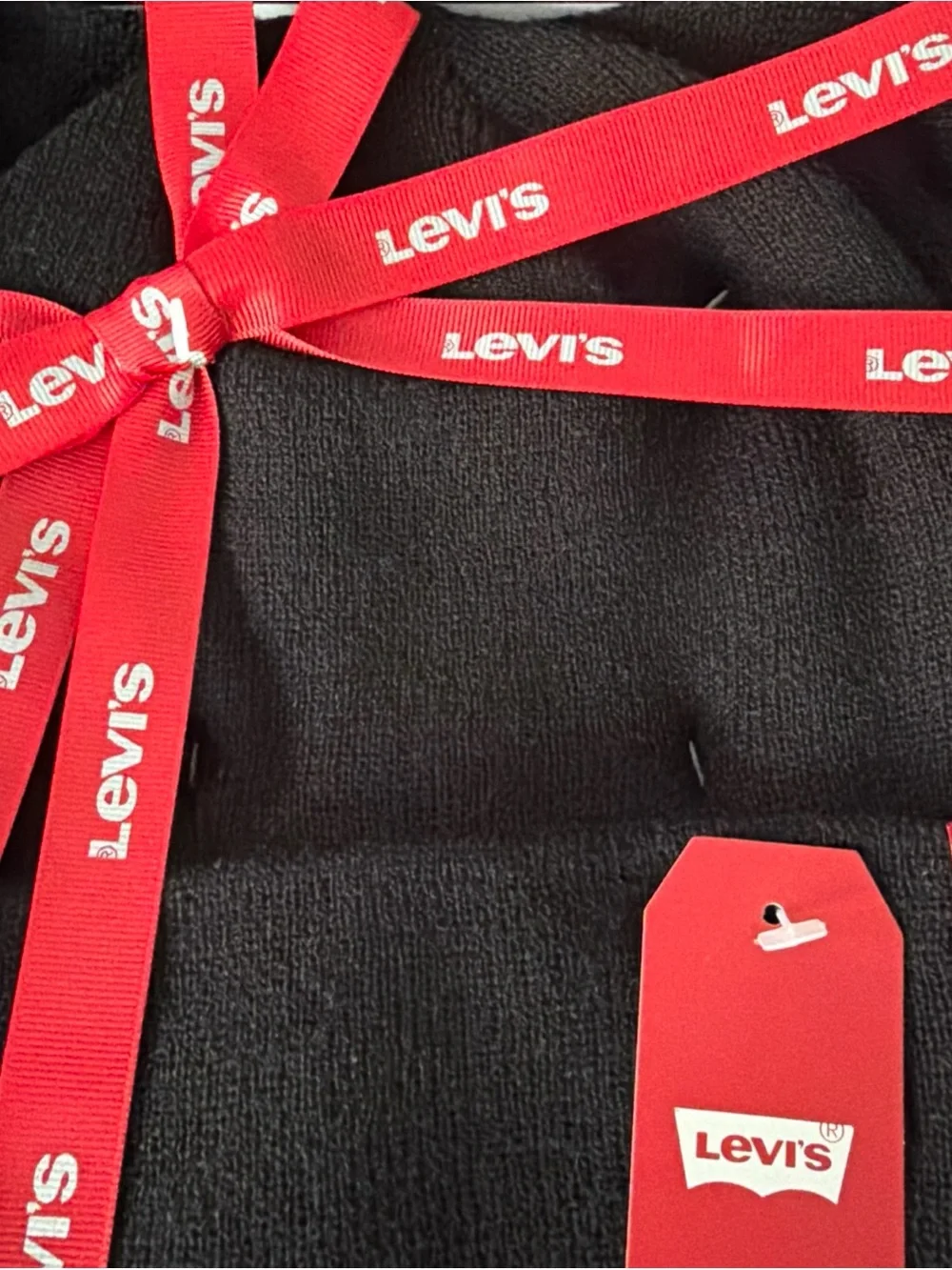 Levi's Men's Logo Beanie & Scarf Gift Set. One Size. Black. New in Gift Box